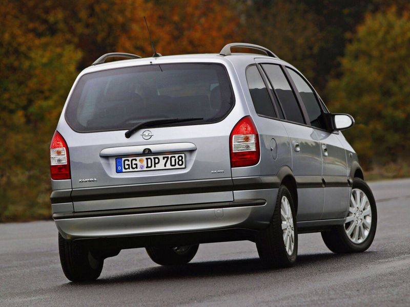 Opel Zafira A تجميل الوجه، فان مدمج — منظر خلفي أيمن