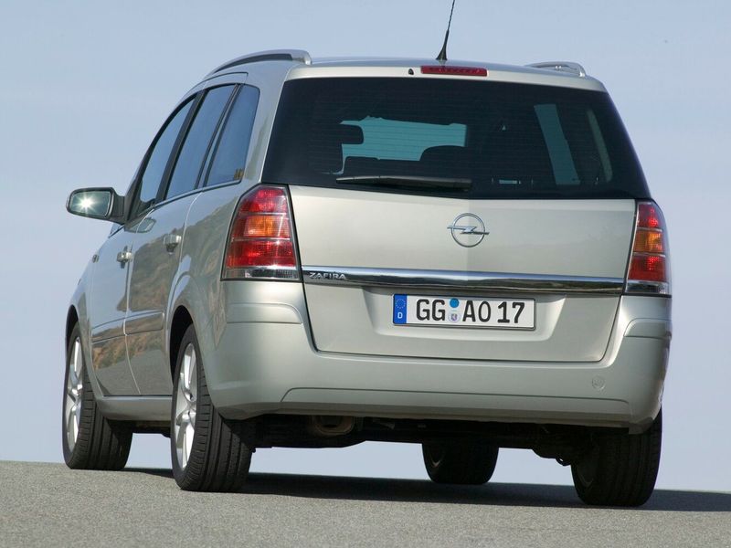 Opel Zafira B، فان مدمج — منظر خلفي أيسر
