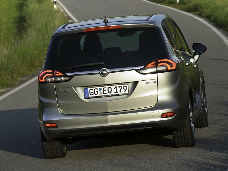 Opel Zafira C، فان مدمج — منظر خلفي أيمن