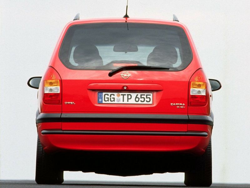 Opel Zafira A، فان مدمج — منظر خلفي
