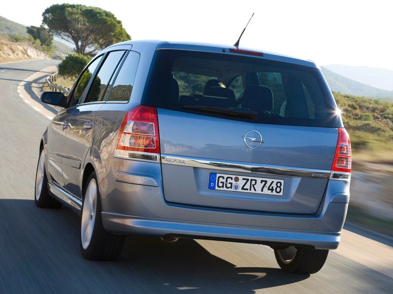 Opel Zafira B تجميل الوجه، فان مدمج — منظر خلفي أيسر