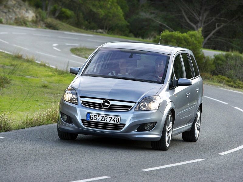 Opel Zafira B تجميل الوجه، فان مدمج — منظر أمامي أيمن