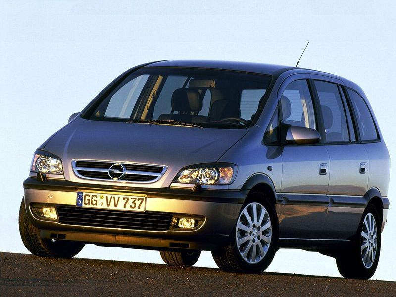 Opel Zafira A تجميل الوجه، فان مدمج — منظر أمامي أيمن
