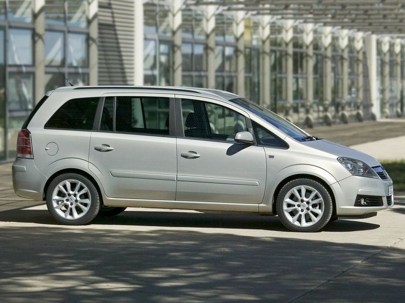 Opel Zafira B، فان مدمج — منظر من الجانب الأيمن