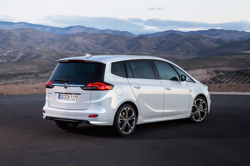 Opel Zafira C تجميل الوجه، ميني فان — منظر خلفي أيمن