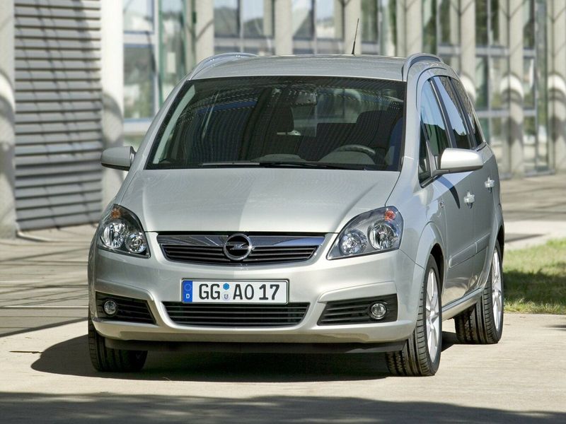 Opel Zafira B، فان مدمج — منظر أمامي أيمن