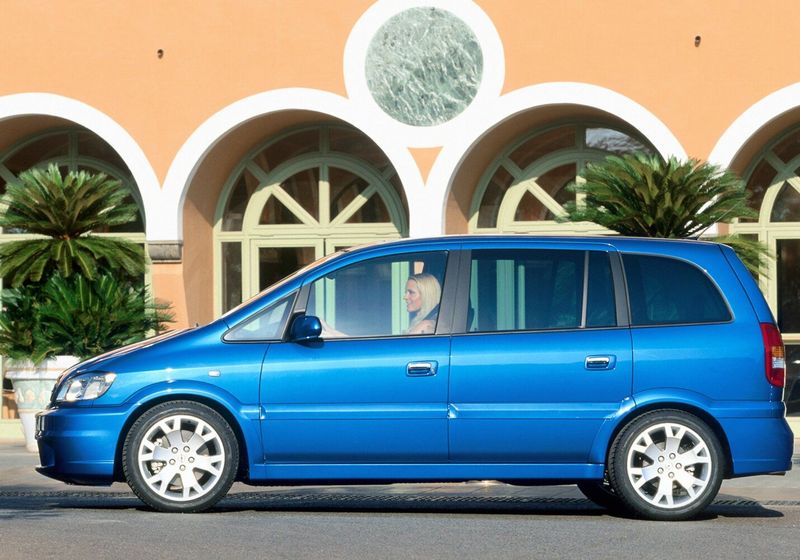 Opel Zafira OPC A, Compact Van — left side view