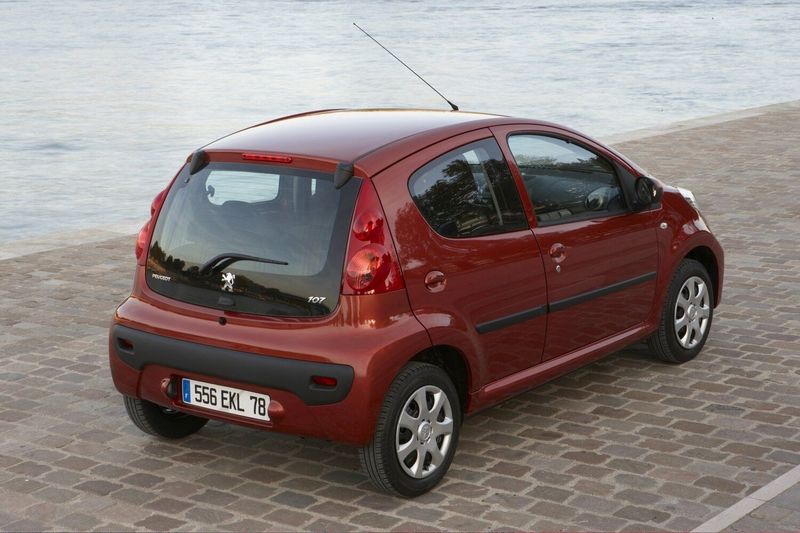 Peugeot 107 I Рестайлинг, Хэтчбек 5 дв. — вид сзади справа
