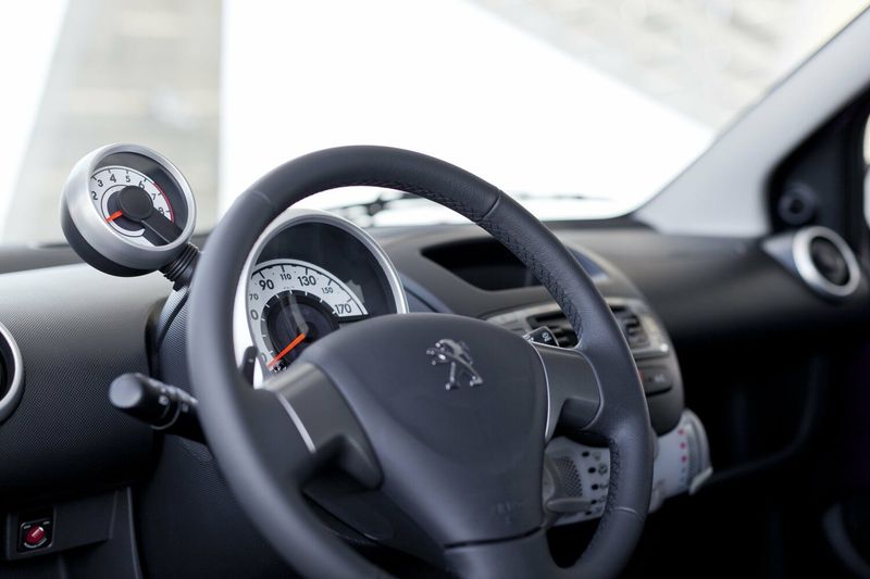 Peugeot 107 I Рестайлинг 2, Хэтчбек 3 дв. — рулевое колесо
