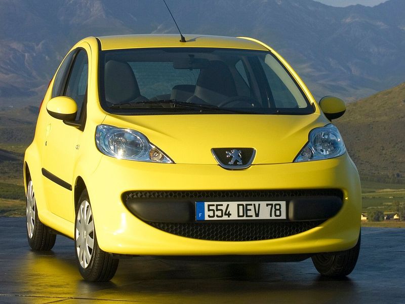 Peugeot 107 I, Хэтчбек 3 дв. — вид спереди в три четверти