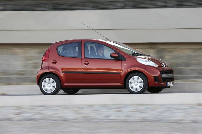 Peugeot 107 I Рестайлинг, Хэтчбек 5 дв. — вид спереди справа