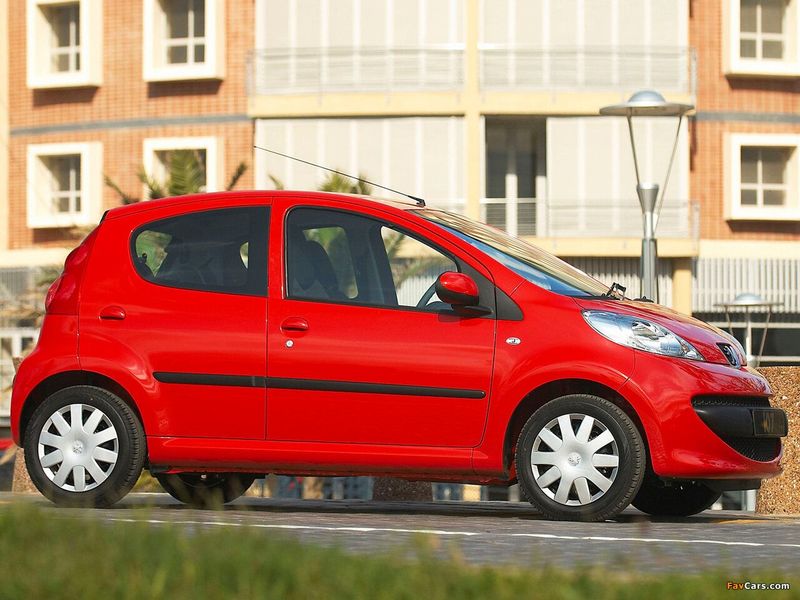 Peugeot 107 I, Хэтчбек 5 дв. — вид спереди справа