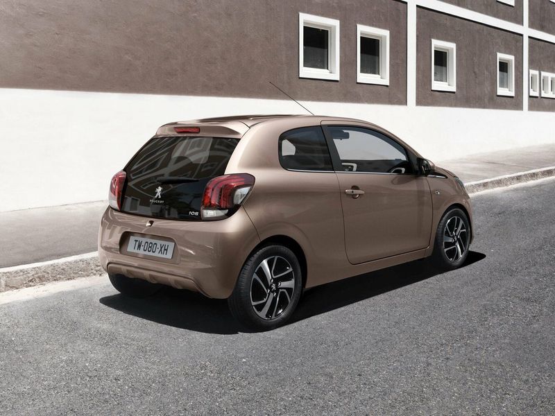 Peugeot 108, Хэтчбек 3 дв. — вид сзади справа