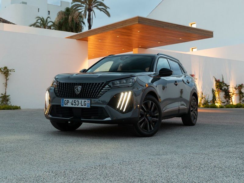 Peugeot 2008 II Рестайлинг, Внедорожник 5 дв. — вид спереди в три четверти