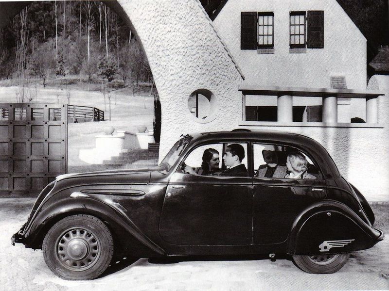 Peugeot 202, Седан — вид слева