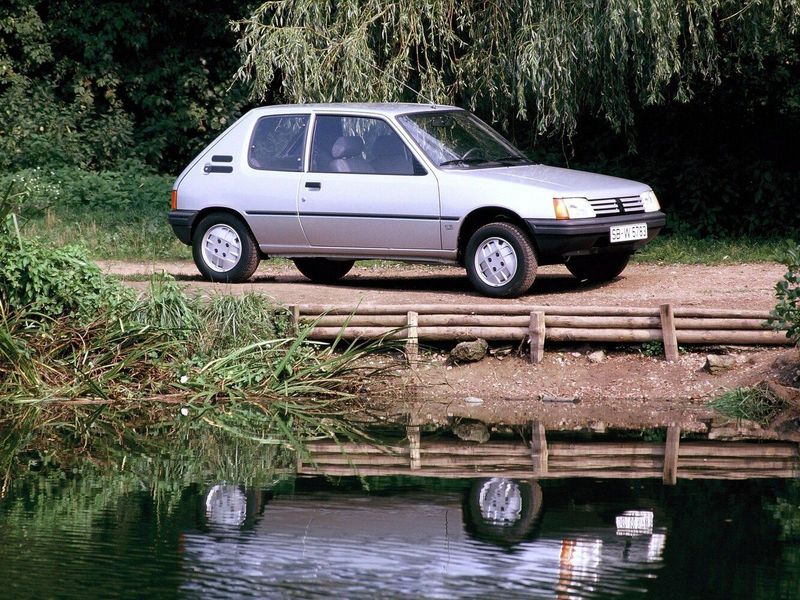 Peugeot 205، هاتشباك 3 أبواب — منظر أمامي أيمن