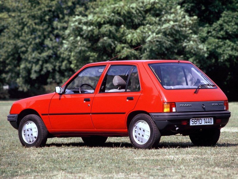 Peugeot 205، هاتشباك 5 أبواب — منظر خلفي أيمن
