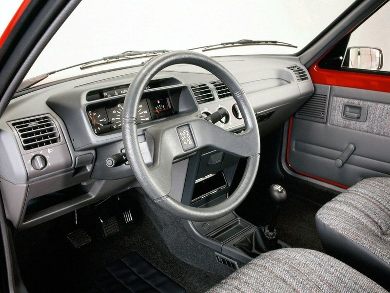 Peugeot 205، هاتشباك 3 أبواب — منطقة السائق