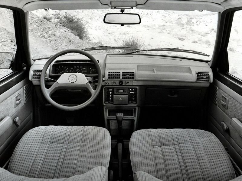 Peugeot 205، هاتشباك 5 أبواب — لوحة القيادة