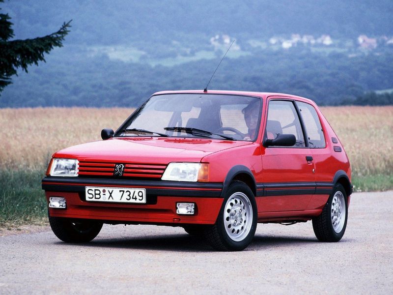 Peugeot 205 GTi، هاتشباك 3 أبواب — منظر أمامي أيمن