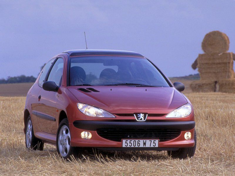 Peugeot 206، هاتشباك 3 أبواب — منظر أمامي أيسر