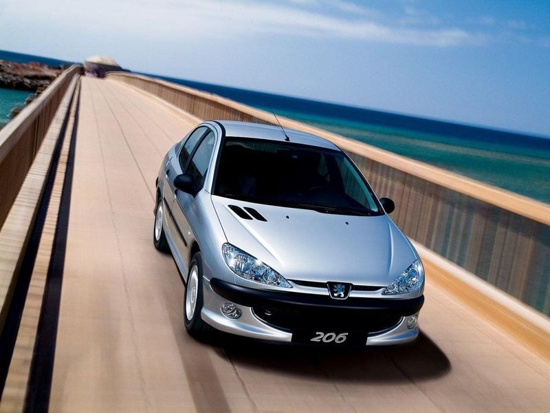 Peugeot 206, Седан — вид спереди слева
