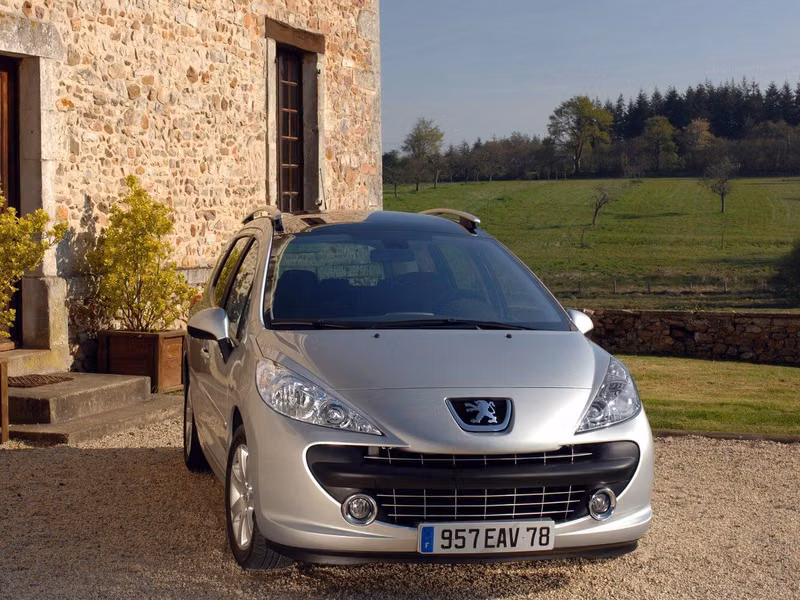 Peugeot 207 I, Универсал 5 дв. — вид спереди слева