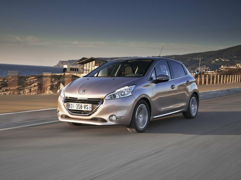 Peugeot 208 I, Хэтчбек 5 дв. — вид спереди справа