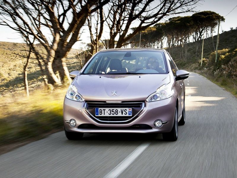 Peugeot 208 I, Хэтчбек 5 дв. — вид спереди