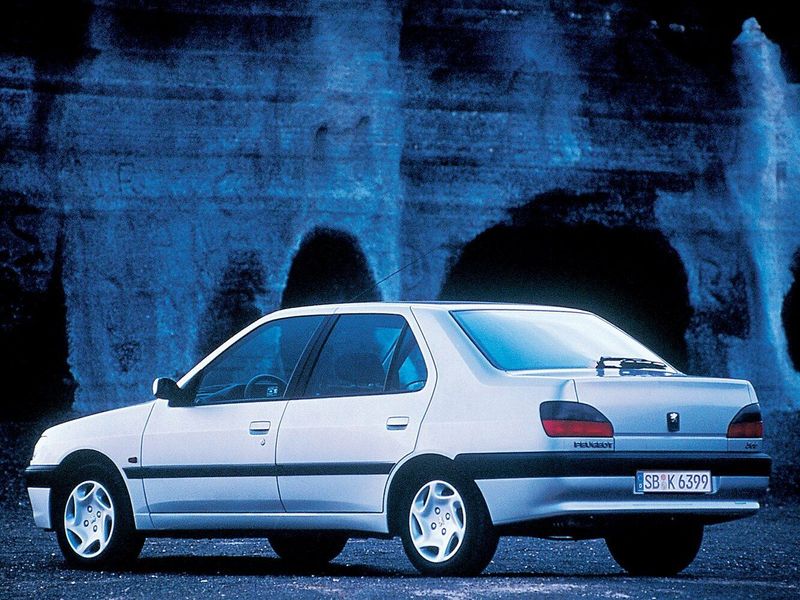 Peugeot 306, Седан — вид сзади справа