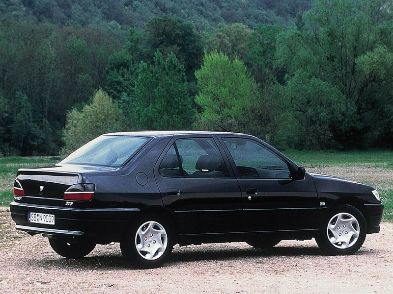 Peugeot 306, Седан — вид сзади слева