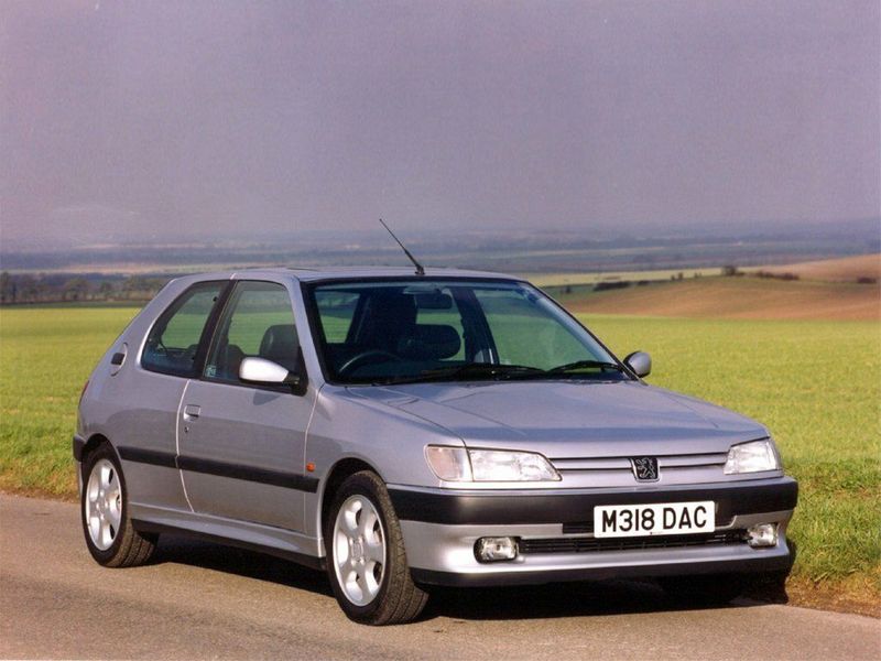 Peugeot 306, Хэтчбек 3 дв. — вид спереди слева