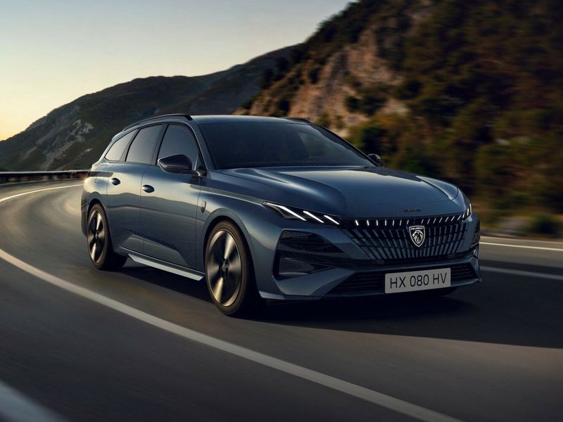 Peugeot 308 III Рестайлинг, Универсал 5 дв. — вид спереди в три четверти