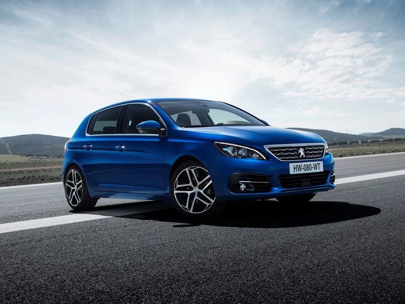 Peugeot 308 II Рестайлинг, Хэтчбек 5 дв. — вид спереди справа