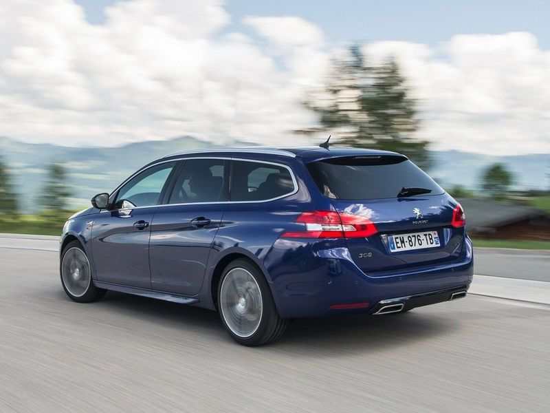 Peugeot 308 II Рестайлинг, Универсал 5 дв. — вид сзади справа