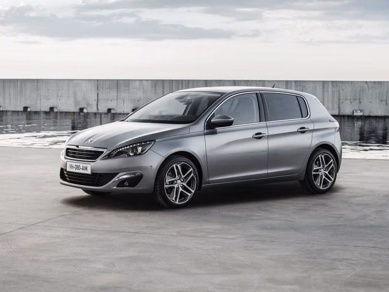 Peugeot 308 II, Хэтчбек 5 дв. — вид спереди справа