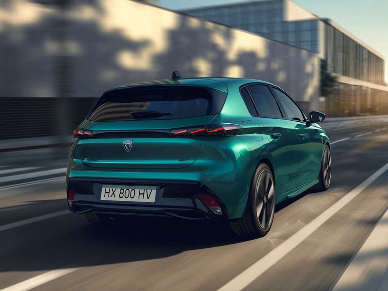 Peugeot 308 III Рестайлинг, Хэтчбек 5 дв. — вид сзади справа