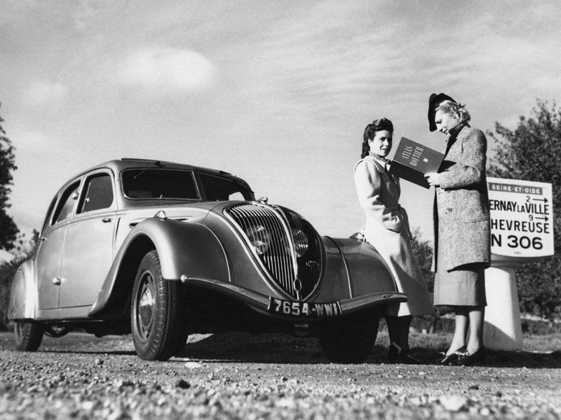 Peugeot 402، سيدان — منظر أمامي أيمن