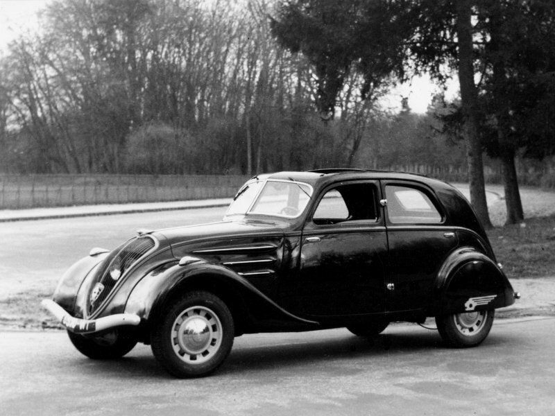 Peugeot 402، سيدان — منظر أمامي أيسر