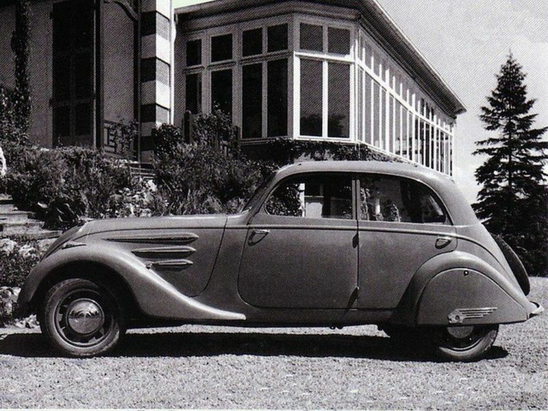 Peugeot 402، سيدان — منظر من الجانب الأيسر