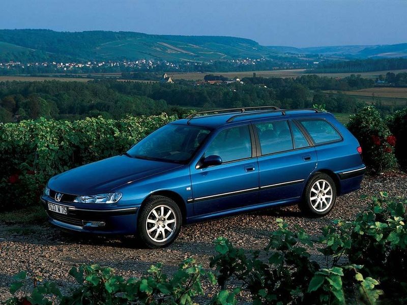 Peugeot 406 I Рестайлинг, Универсал 5 дв. — вид спереди справа