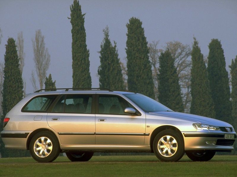 Peugeot 406 I Рестайлинг, Универсал 5 дв. — вид спереди справа