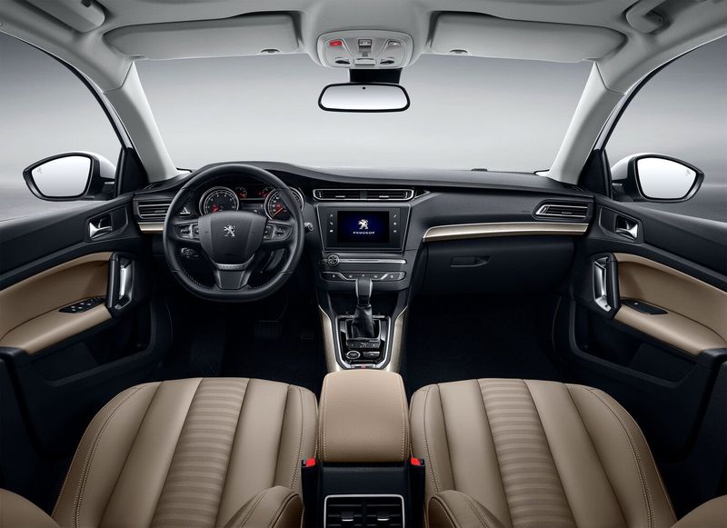 Peugeot 408 II Рестайлинг, Седан — место водителя