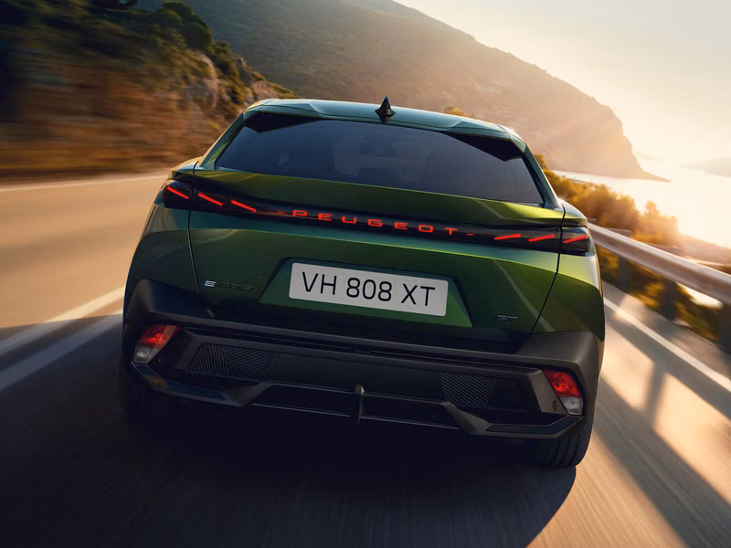 Peugeot 408 III Рестайлинг, Внедорожник 5 дв. — вид сзади в три четверти