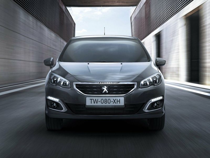 Peugeot 408 I Рестайлинг, Седан — вид спереди