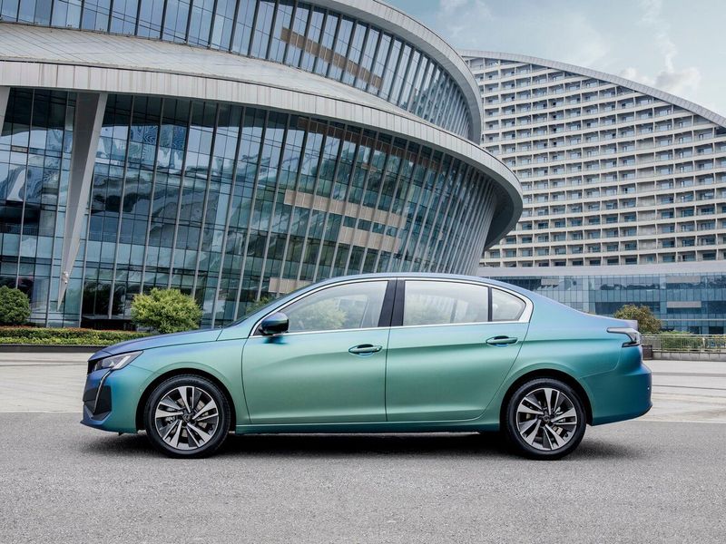 Peugeot 408 II Рестайлинг 2, Седан — вид слева