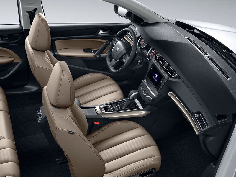 Peugeot 408 II Рестайлинг, Седан — передние сиденья