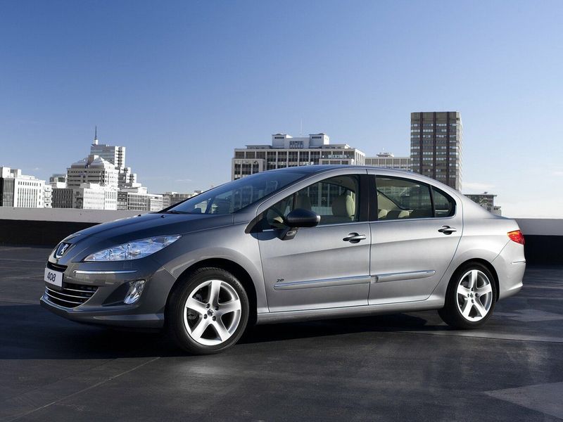 Peugeot 408 I, Седан — вид спереди справа