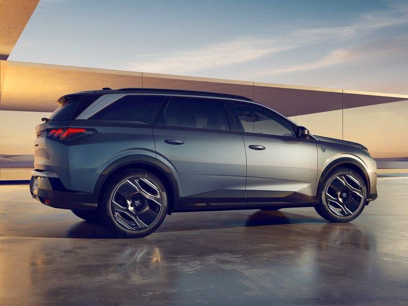 Peugeot 5008 III, Внедорожник 5 дв. — вид сзади в три четверти