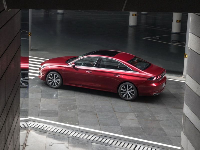 Peugeot 508 II, Седан L — вид сзади в три четверти
